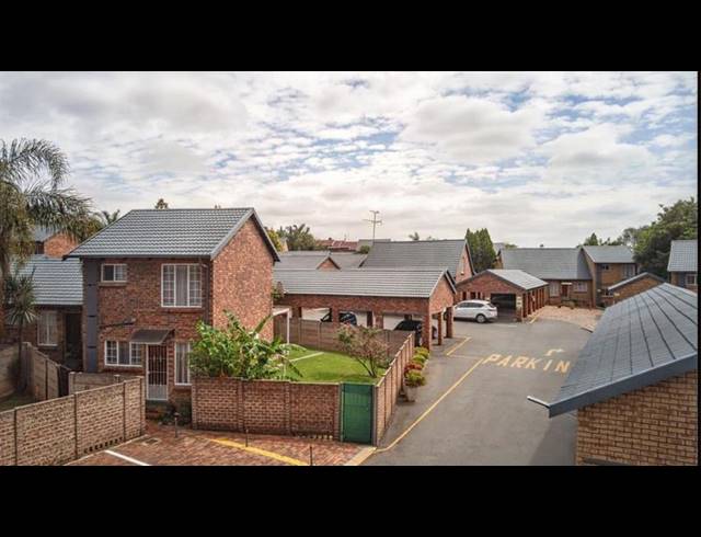 2 BEDROOM TOWNHOUSE FOR SALE IN VAN RIEBEECK PARK